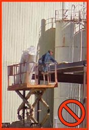 Siempre asegúrate de tener la protección y el entrenamiento apropiado contra caídas antes de utilizar una plataforma de trabajo accionada.