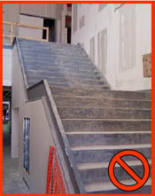 Las escaleras (de escalones) deben tener un carril pasamanos a lo largo de cada lado o borde desprotegido.