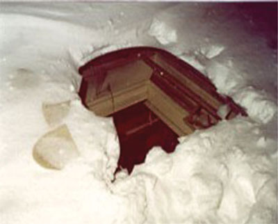 Figura 1: Tragaluz de 91 cm (3 pies) cubierto de nieve.