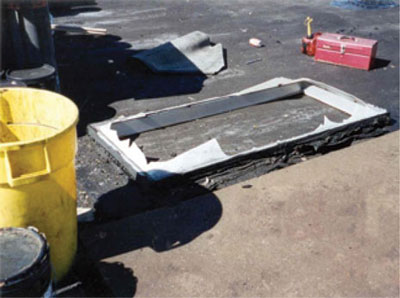 Figura 4: Tragaluz rectangular después de haber sido retirado del techo y colocado en el suelo.