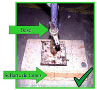 La base de los andamios debe descansar sobre un plato base y el sellarte de fango ó lodo.