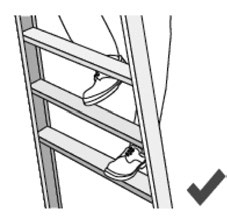 Illustración de una persona llevando un calzado apropiado subiendo una escalera