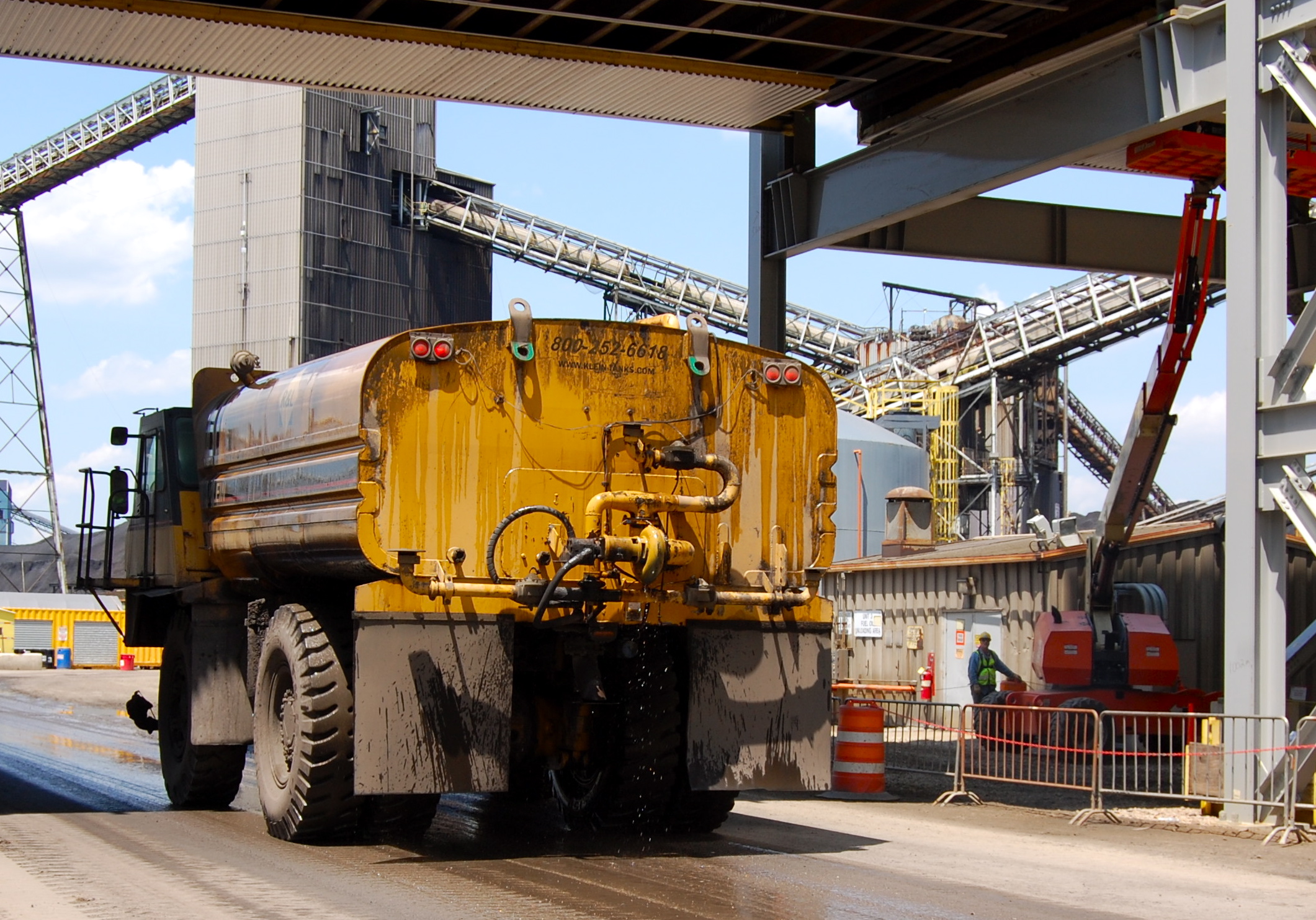 Truck suppressing road dust